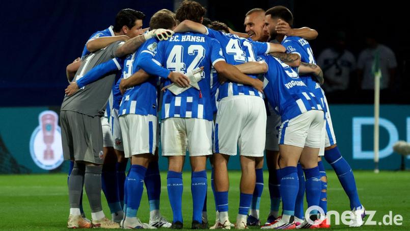 Die Spieler des FC Hansa Rostock protestierten kurz nach dem Anpfiff. (Archivbild) Bild: Bernd Wüstneck/dpa