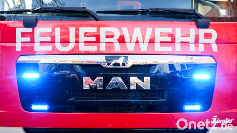 Das Feuer brach aus unbekannter Ursache in dem Einfamilienhaus aus. (Symbolbild) Bild: Julian Stratenschulte/dpa