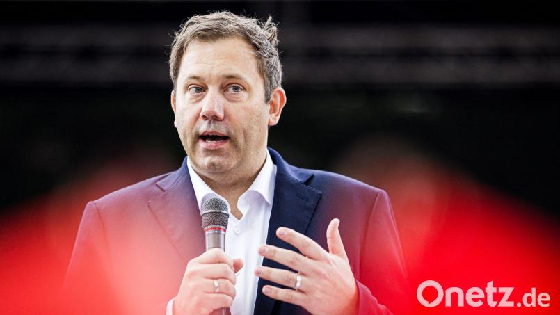 Der SPD-Vorsitzende Lars Klingbeil verwahrt sich scharf gegen Angriffe aus der Union auf seine Co-Parteichefin Bärbel Bas. Bild: Moritz Frankenberg/dpa