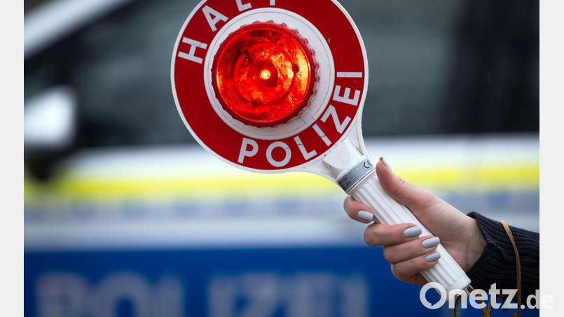 Gleich drei Autofahrer waren mit ungültigen Führerscheinen unterwegs - jeder mit einer anderen Masche. (Symbolbild) Bild: Soeren Stache/dpa