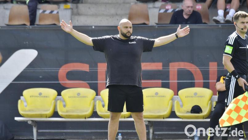 Erkan Kara, der Trainer des FC Amberg, war noch der Niederlage in Seebach restlos bedient. Archivbild: Hubert Ziegler