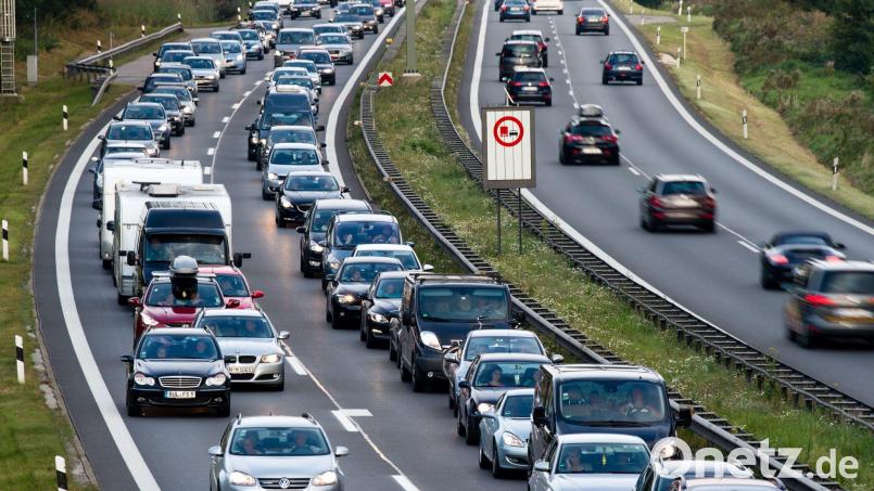 Auf der A8 in Richtung Salzburg hat sich der Verkehr am Samstag auf mehreren Kilometern gestaut. (Symbolbild) Bild: Matthias Balk/dpa