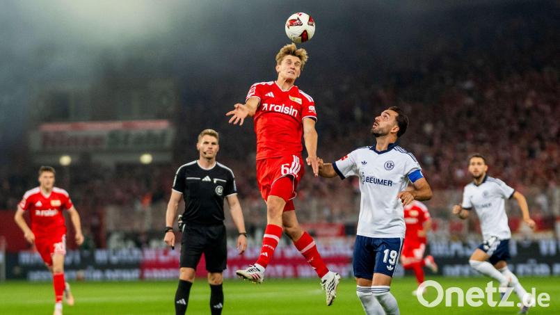 Timo Gerach (h) konnte die Partie nicht zu Ende pfeifen. Bild: Julius Frick/dpa