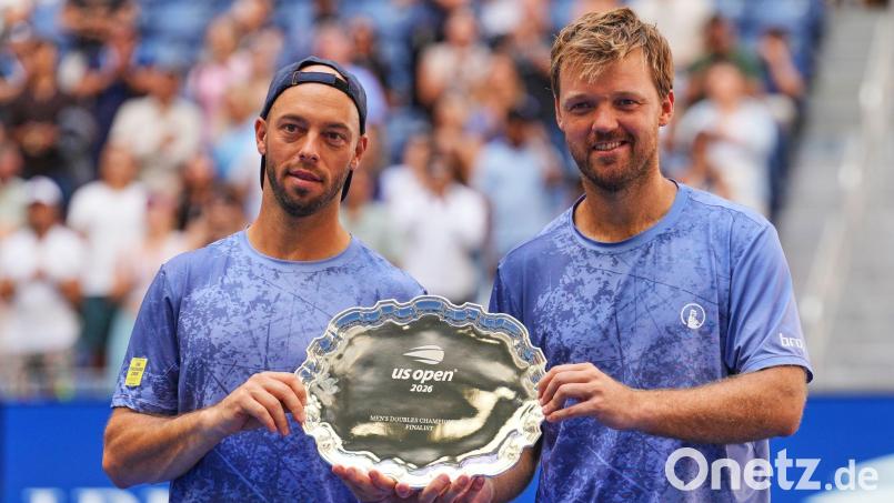 Tim Pütz (l) und Kevin Krawietz präsentieren die Trophäe nach der Finalniederlage bei den US Open. Bild: Kirsty Wigglesworth/AP/dpa