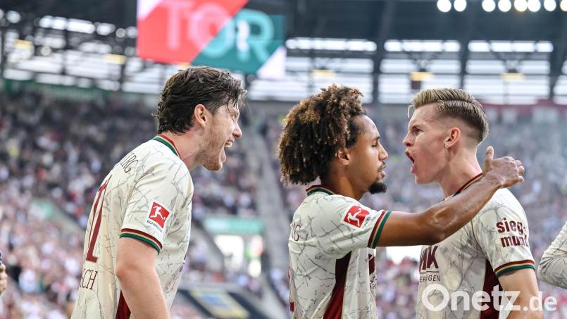 Wollen auch im dritten Saisonspiel jubeln: die Überraschungs-Tabellenführer des FC Augsburg. (Archivbild) Bild: Harry Langer/dpa