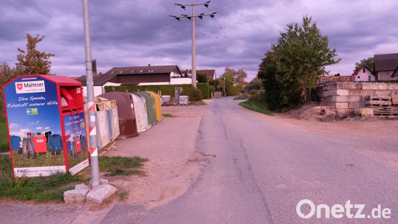 Im Gebiet "Am Lehmbach" rund um den Gemeindebauhof und um die Containerlandschaft besteht Handlungsbedarf. Laut Beschluss des Gemeinderates sollen insbesondere die Verkehrsflächen verbessert und erweitert werden. Bild: Robert Dotzauer
