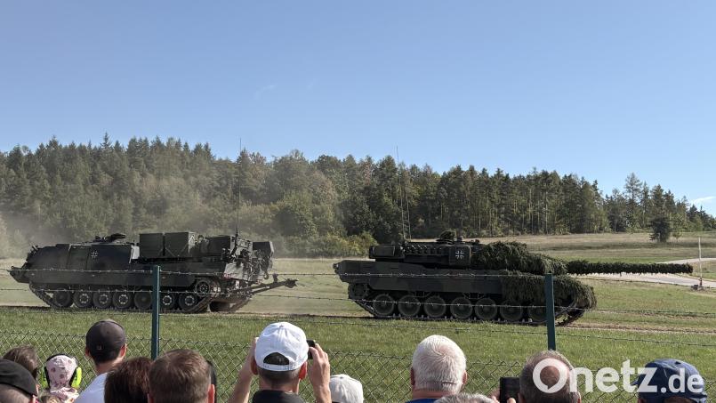 Ein Panzer wird nach einem simulierten Treffer abgeschleppt. Bild: Lukas Büchold