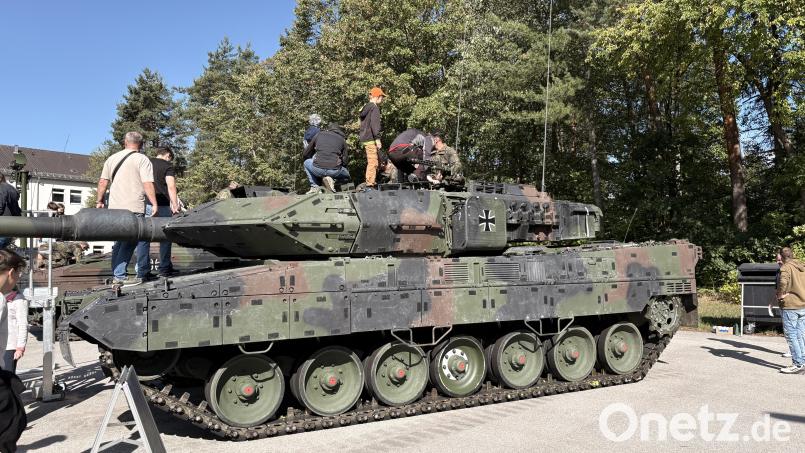 Beim Tag der offenen Tür in der Pfreimder Oberpfalzkaserne bekamen die Besucher einen Blick hinter die Kulissen der Bundeswehr – und einen Blick in Leopard-2-Panzer. Bild: Lukas Büchold