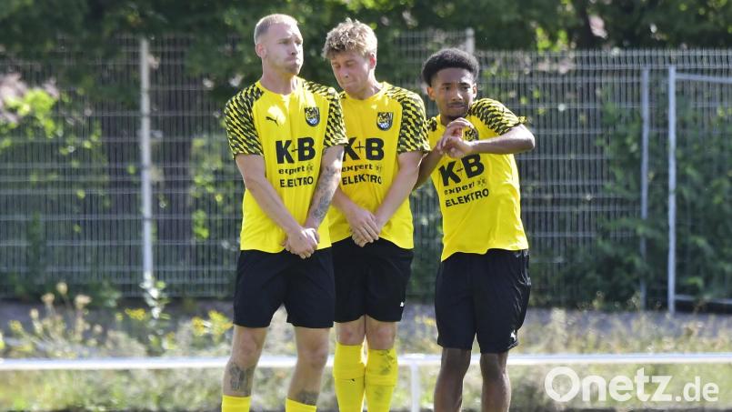 Die Mauer des FC Amberg hielt nicht dich: Marco Helleder (von links), Jannik Meier und Jamario Carswell unterlagen mit dem FC beim TSV Seebach mit 0:4. Archivbild: Hubert Ziegler