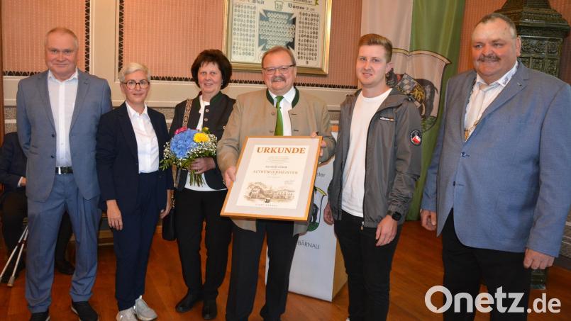 Die Stadt Bärnau ernannte Alfred Stier (Mitte) zum Altbürgermeister. Bild: Josef Rosner