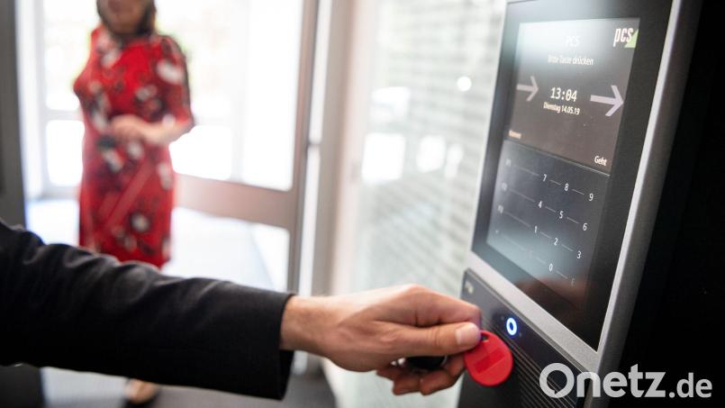 Mehr als die Hälfte der 1.000 Befragten gaben an, Überstunden leisten zu wollen - knapp 20 Prozent davon sogar dauerhaft. (Symbolbild) Bild: Sina Schuldt/dpa/dpa-tmn