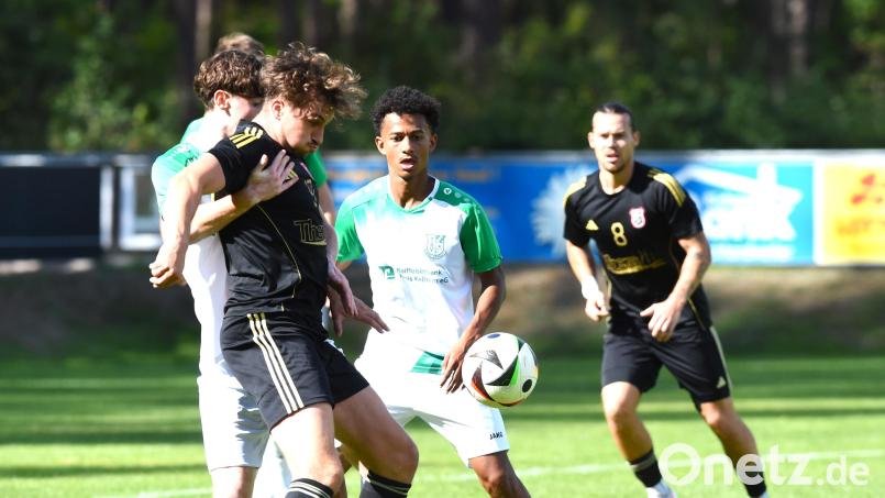 Nico Argauer (Zweiter von links) war der Matchwinner für den SC Luhe-Wildenau gegen den TSV Bad Abbach. Bild: Gerhard Büttner