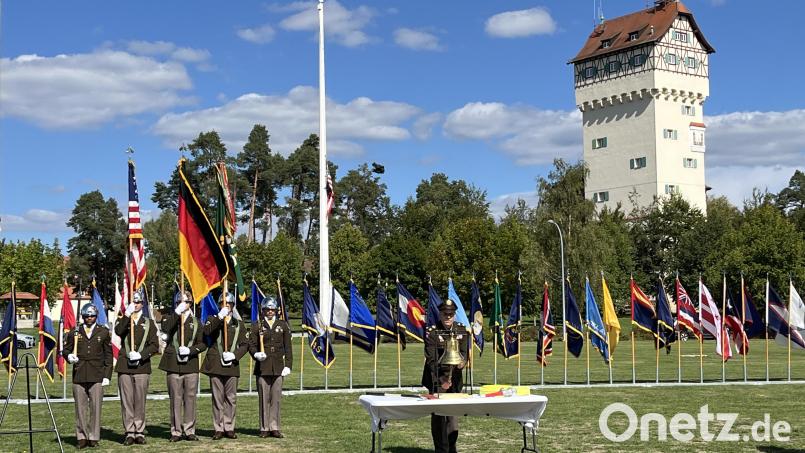 Mit den fünf Schlägen der Feuerwehrglocke wurde bei der 25. Nine-Eleven-Zeremonie der US-Armee in Grafenwöhr insbesondere der toten Einsatzkräfte gedacht. Bild: Gerald Morgenstern