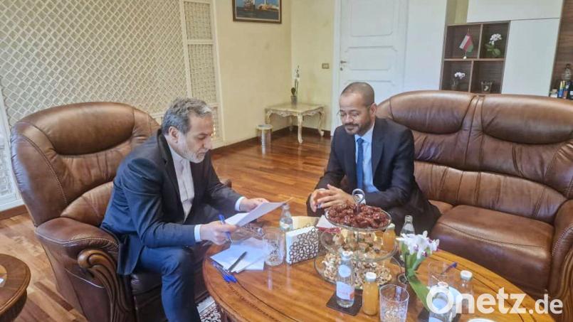 Wollten sich ursprünglich im Oman treffen: Irans Außenminister Abbas Araghtschi (l) und sein omanischer Amtskollege Badr al-Busaidi. (Archivbild) Bild: Uncredited/Iranian Foreign Ministry/AP/dpa