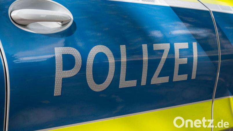 Die beiden Autos fuhren frontal ineinander (Symbolbild). Bild: Daniel Vogl/dpa