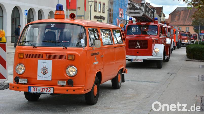Einfahrt der 25 Feuerwehroldtimer auf den oberen Tirschenreuther Maximilianplatz. Einsatzbereit sind die Fahrzeuge nicht mehr, aber für eine Rundfahrt reicht es noch. Bild: Josef Rosner