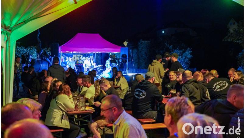 Die "Beppo-Johnson-Liveband" lieferte einen gelungenen Kirwaauftakt am Samstagabend am Zoigldenkmal in der Braugasse. Bild: Wilhelm Daubner