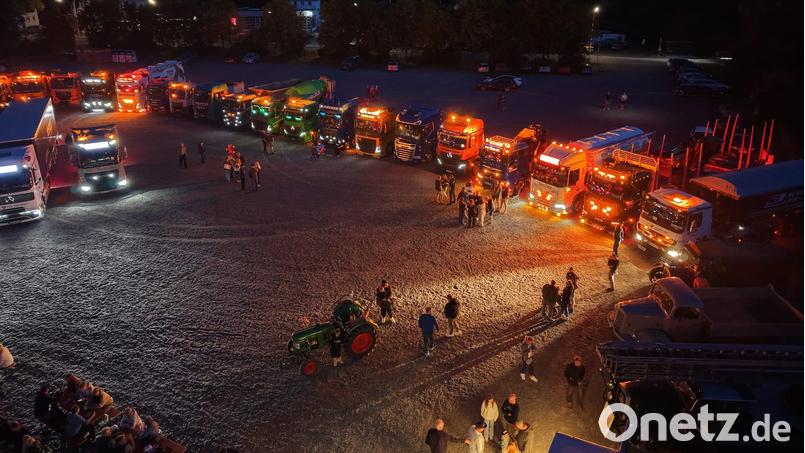 Die Lichter der Fahrzeuge erzeugten abends am Festplatz in Waldsassen eine besondere Stimmung. Bild: "Lkw-Freunde Waldsassen"-Stammtisch/Johannes Mayer