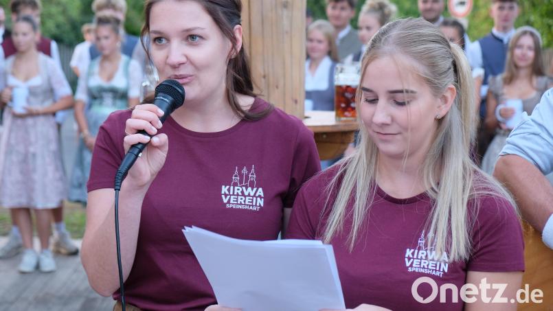 Die Gstanzl-Sängerinnen Helena Braun (li) und Paula Ring nahmen beim "Derblecken" das Dorfleben aufs Korn. Bild: Robert Dotzauer