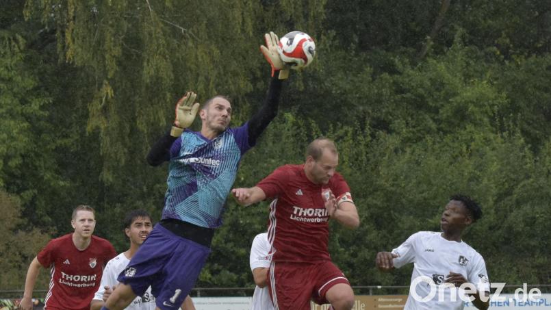 Schwarzenfelds Keeper Stefan Seitz klärt hier vor dem Pfreimder Nicholas Schmid (Zweiter von rechts). Am Ende musste Seitz doch vier Mal hinter sich greifen. Bild: Hans Mark