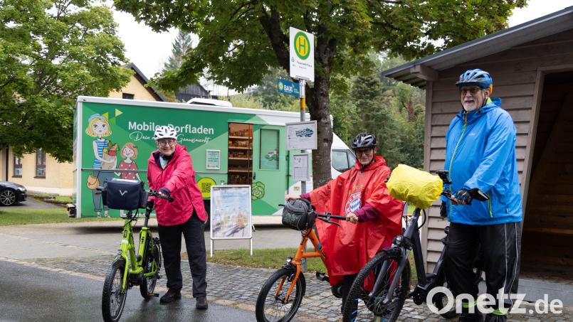 Drei Radfahrer aus Neustadt/WN trotzten dem Regen – und ließen sich die gute Laune auf ihrer Runde um den Steinwald nicht nehmen. Bild: Roland Wellenhoefer