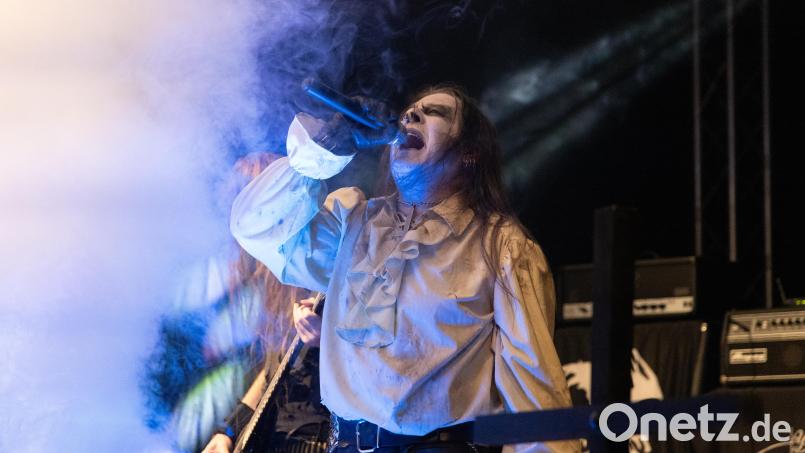 Der Frontsänger von "Denial Of God" beim Auftritt der dänischen Band am Samstagabend. Bild: Roland Wellenhoefer