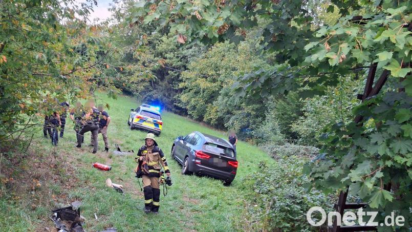 Nachdem er von der Straße abgekommen war, nahmen die Polizisten den Jugendlichen fest. Bild: Helmuth Riedl/Zema Medien/dpa