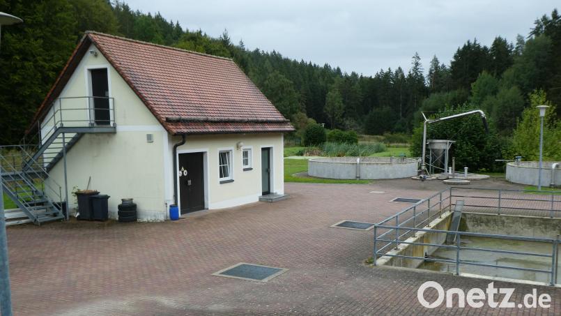 Auf das Gebäude der Kläranlage bei Aicha würde eine 45-kWp-Photovoltaikanlage passen, die rund 40 Prozent des benötigten Stroms erzeugen könnte. Bild: Joachim Gebhardt