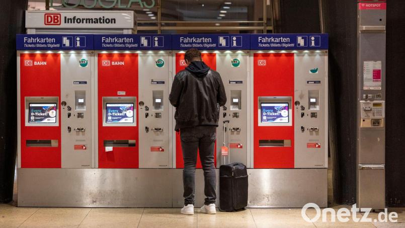 Unbekannte haben am Schweinfurter Bahnhof einen Fahrkartenautomaten gesprengt. (Symbolbild) Bild: Thomas Banneyer/dpa