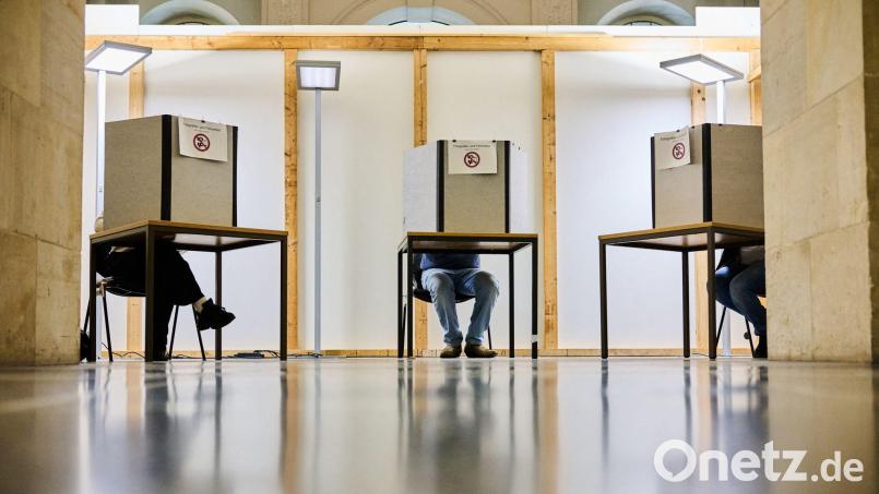 Einige Wählerinnen und Wähler haben ihre Stimmen schon vorab verteilt, wie hier im Neuen Rathaus vom Hannover. (Archivbild) Bild: Julian Stratenschulte/dpa