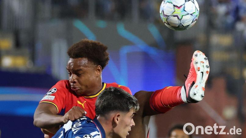 Assan Ouédraogo (l) verletzte sich gegen den Hamburger SV. (Archivbild) Bild: Jan Woitas/dpa