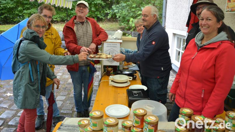 Der Imkerverein Arzberg gab Kostproben an die Besucher. Bild: Josef Rosner