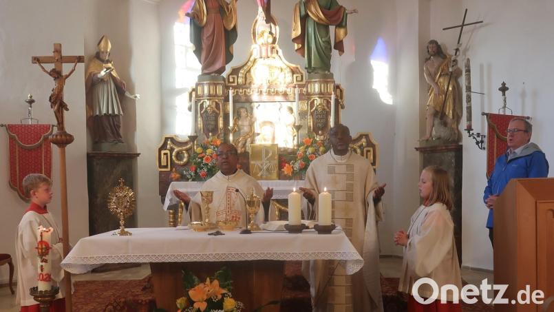 Pfarrer Hrudaya Madanu (links) feiert den ersten Bergfestgottesdienst in diesem Jahr mit dem neuen Pfarrvikar der Pfarreiengemeinschaft Vilseck-Schlicht-Sorghof, Christian Ogu. Bild: Rosi Hasenstab