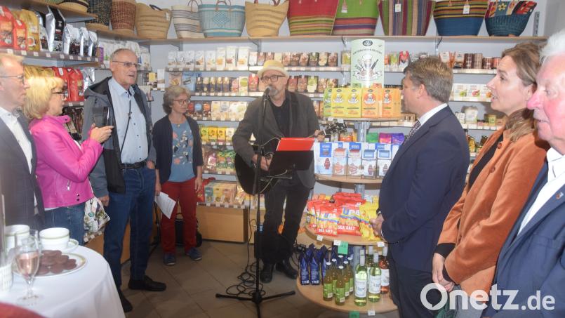 Lidermacher Huberzt Treml singt Hymnen auf den Weltladen in Weiden und dessen Chefin (links daneben) Annette Rösel stellt heraus, dass der Weg des Weltladens noch nicht zu Ende sei. Bild: Ernst Frischholz