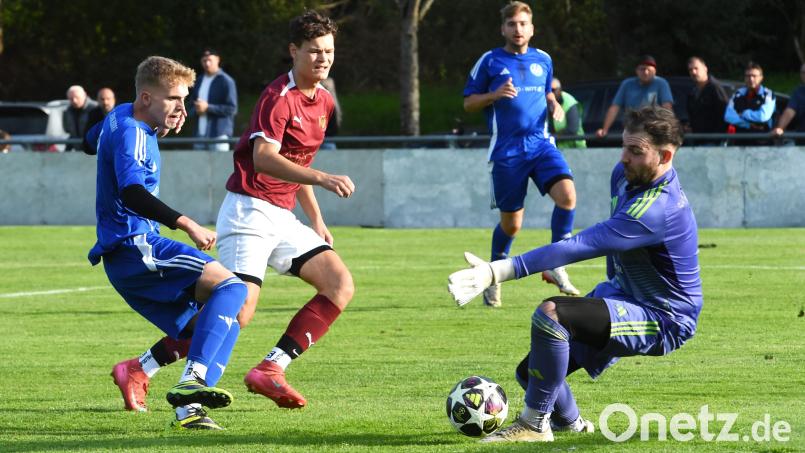 Jonas Frank (links) erzielt in dieser Szene die 1:0-Führung für den FC Tremmersdorf beim SC Eschenbach. Der FC siegte am Ende mit 4:2. Bild: Gerhard Büttner