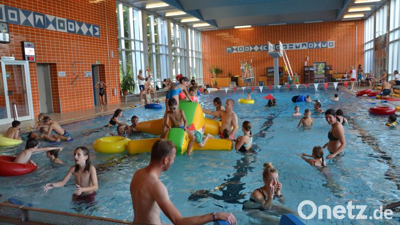 Großer Spaß herrschte bei den Mädchen und Buben beim Kindertag im Ozon-Hallenbad in Moosbach anlässlich des 50-jährigen Jubiläums. Der Dino war sehr begehrt. Bild: Peter Garreiss