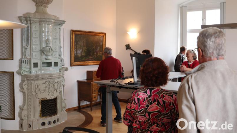 Im schönsten Büro mit einem historischen Ofen sitzt der Behördenleiter des Staatlichen Bauamts in Sulzbach-Rosenberg. An der Wand hängt der symbolische Schlüssel von der Übergabe des Schlosses nach der Sanierung. Bild: Corinna Groth