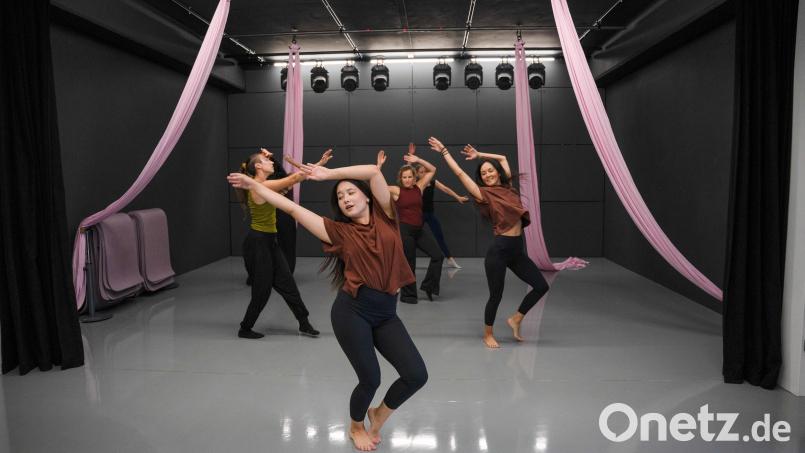 Beim Contemporary (zeitgenössischer Tanz) in der "Idance-Fabrik" in Windischeschenbach wird aus Bewegung Energie. Die Tanzlehrerinnen Alina Subbotina (vorne) und Aliia Pushilinia (rechts) geben den Kurteilnehmerinnen Raum für ihren eigenen Ausdruck. Bild: Erik Glaubitz