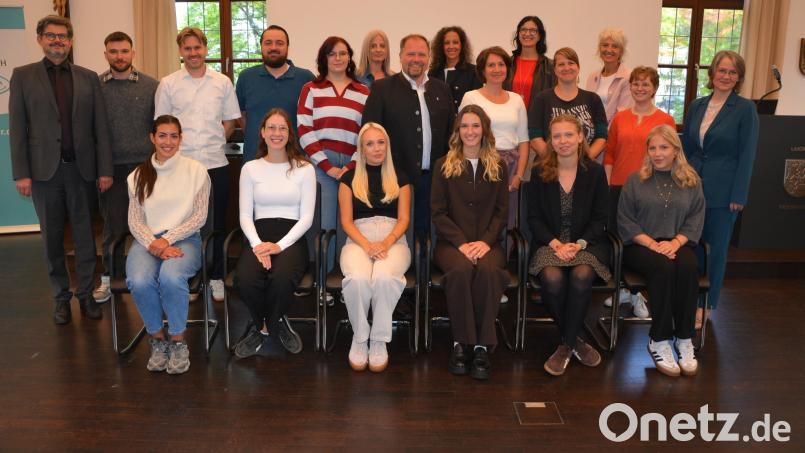 Im Bild die am Montagvormittag am Landratsamt neu vereidigten dreizehn Lehramtsanwärterinnen und -anwärter. Mit im Bild Landrat Hubert Schicker (Bildmitte), sowie Schulamtsdirektorin Martina Puff (rechts) und ihre Stellvertreter Armin Engel (links). Mit im Bild die Seminarrektoren und Verantwortlichen (im Hintergrund) während der zweijährigen Lehrerausbildung. Bild: Josef Rosner