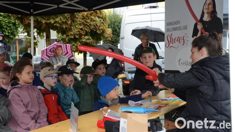 Schon bei der ersten Vorführung der Trickkiste Weiden waren die Kinder dicht um den Tisch der Zauberin versammelt. Gebannt verfolgten sie die Tricks mit Karten und Bechern. Bild: Julia Dobmayer