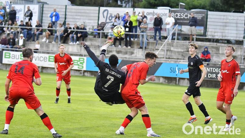 Per Fallrückzieher erzielt Gebenbaches Jean Paul Ajala-Alexis (schwarzes Trikot, Mitte) von der DJK Gebenbach das 2:0 gegen den ASV Neumarkt. Diese Tor könnte jetzt bei der Fanabstimmung zum "Bayern-Treffer des Monats August" gekürt werden. Bild: Hubert Ziegler