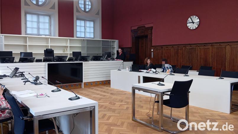 Der Angeklagte (rechts) muss sich wegen dem Handel mit Betäubungsmittel vor dem Landgericht Amberg verantworten. Neben ihm sitzt seine Verteidigerin Selina Riemer (links). Bild: Kathrin Halbhuber