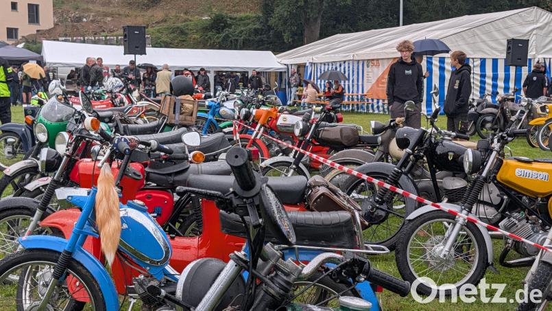 Trotz des Regens fanden sich einige Mopeds auf dem Festplatz in Altendorf ein. Bild: wrl