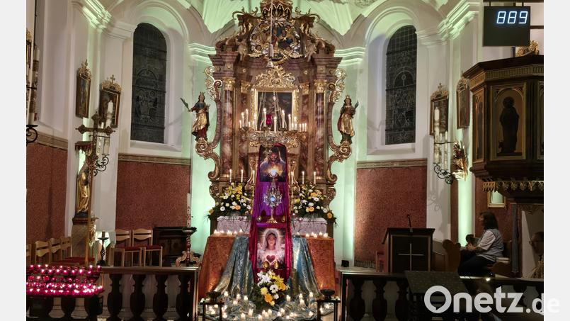 Zur besinnlichen Abendandacht taucht Pfarrvikar Christian Preitschaft die Wallfahrtskirche jedes Jahr in ein romantisches Licht. Bild: swo