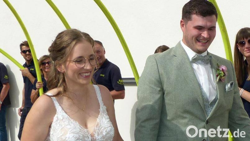 Durch ein Schlauchspalier ihrer Feuerwehrfreunde ging es zu den vielen Gratulanten die nach der kirchlichen Trauung auf das Hochzeitspaar warteten. Bild: lgc