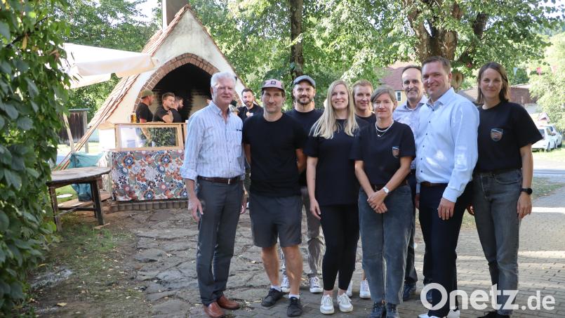 Die drei involvierten Bürgermeister mit der aktuellen Führungsriege beim Fest zur 30-jährigen Dorfgemeinschaft Weißenberg. Bild: Rudi Gruber