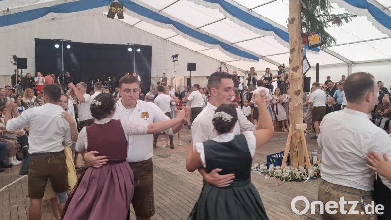 Der Kirwabaum wurde kurzerhand in Miniatur im Bierzelt platziert. Bild: Gabriela Amann