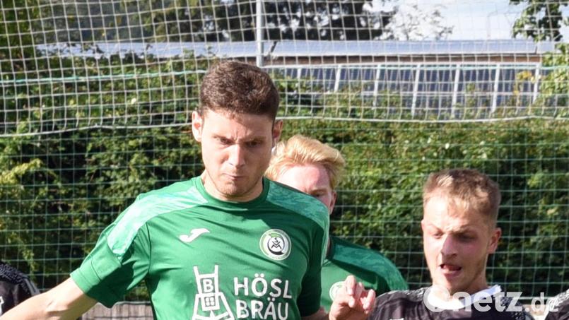Jakub Nedbaly (links, Szene aus der Partie gegen den 1. FC Trogen) erzielte das Tor zum 1:0-Sieg des SV Mitterteich beim VfR Katschenreuth. Archivbild: Rudi Gebert
