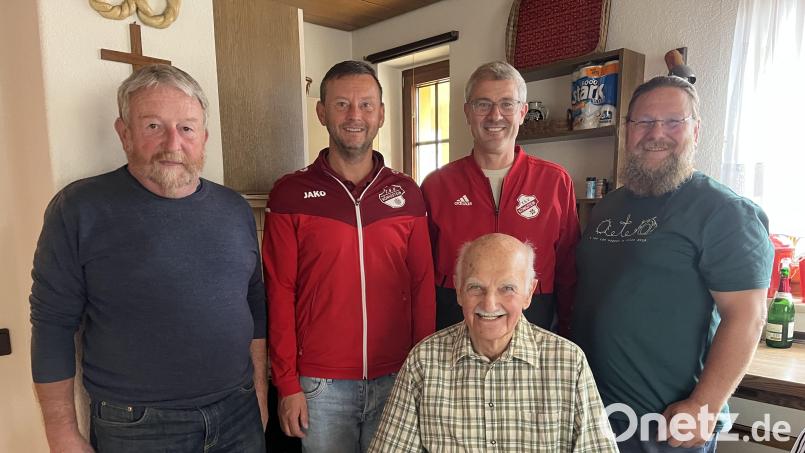 Wolfgang Strobel (ADAC), Martin Lederer und Christian Koch (TSV) sowie Diakon Bernd Deyerl (von links) gratulierten dem Jubilar Georg Ziegler. Bild: Heidi Kurz