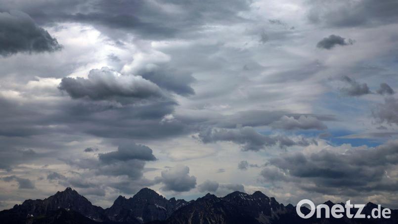 Am Alpenrand erwartet der DWD bis Montagvormittag verbreitet Dauerregen. (Symbolbild) Bild: Karl-Josef Hildenbrand/dpa